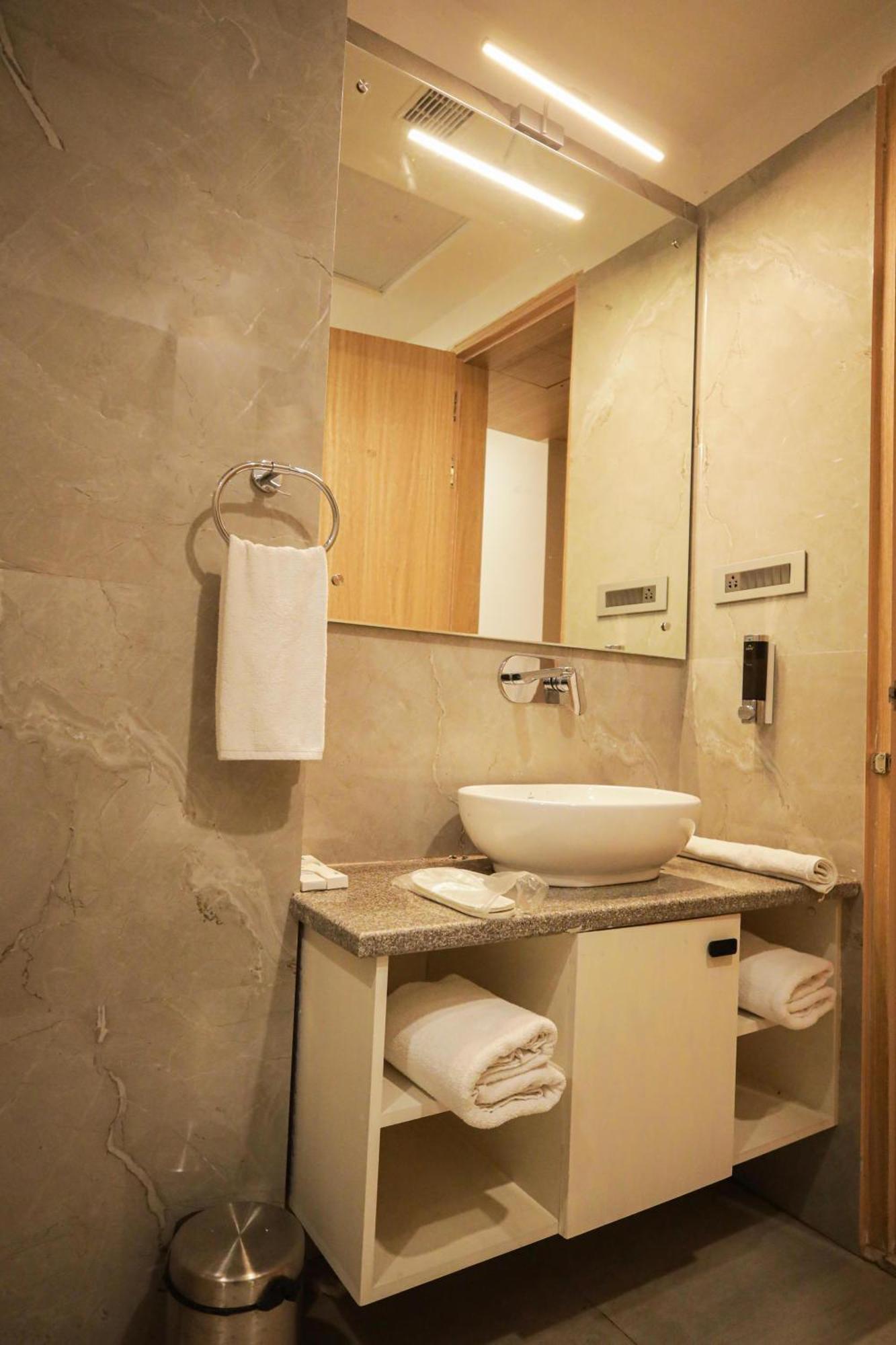 Hotel The Royal Legacy Lucknow Esterno foto
